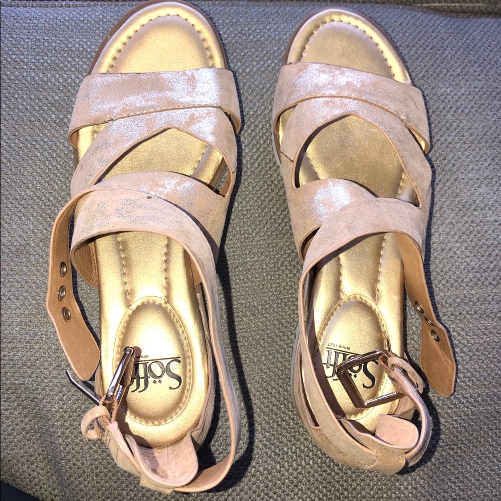 BRAND NEW Metallic gold sandals